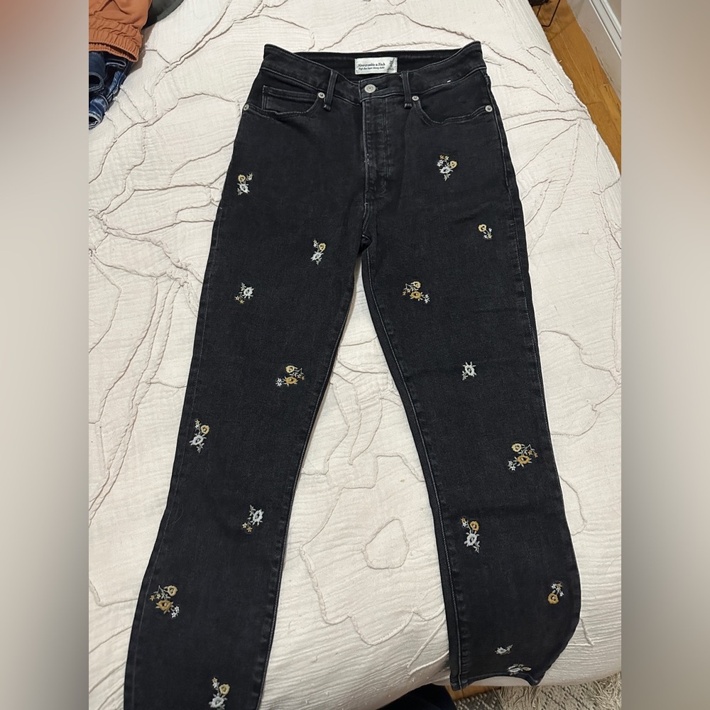 Abercrombie & Fitch Black Embroidered Jeans 25 Short